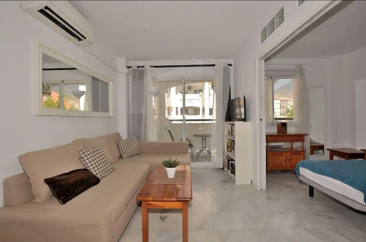 Sala d'estar de Apartament en venda en Benalmádena amb Aire condicionat, Terrassa i Piscina comunitària