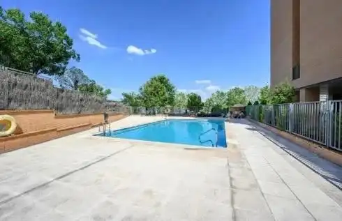 Piscina de Pis de lloguer en Madrid amb Aire condicionat, Calefacció i Traster