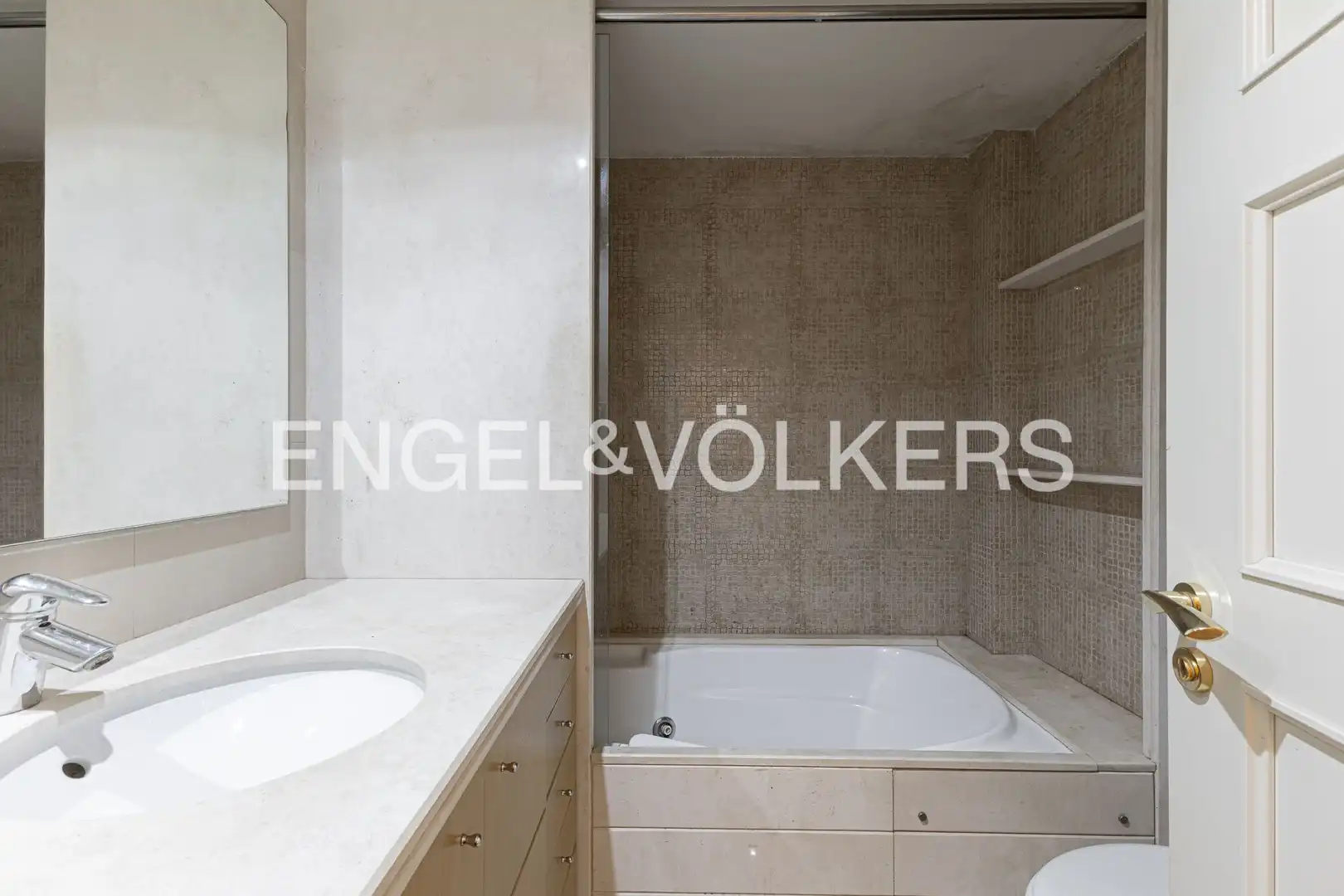 Bathroom of Flat for sale in Barcelona  with Air Conditioner, Heating and Private garden
