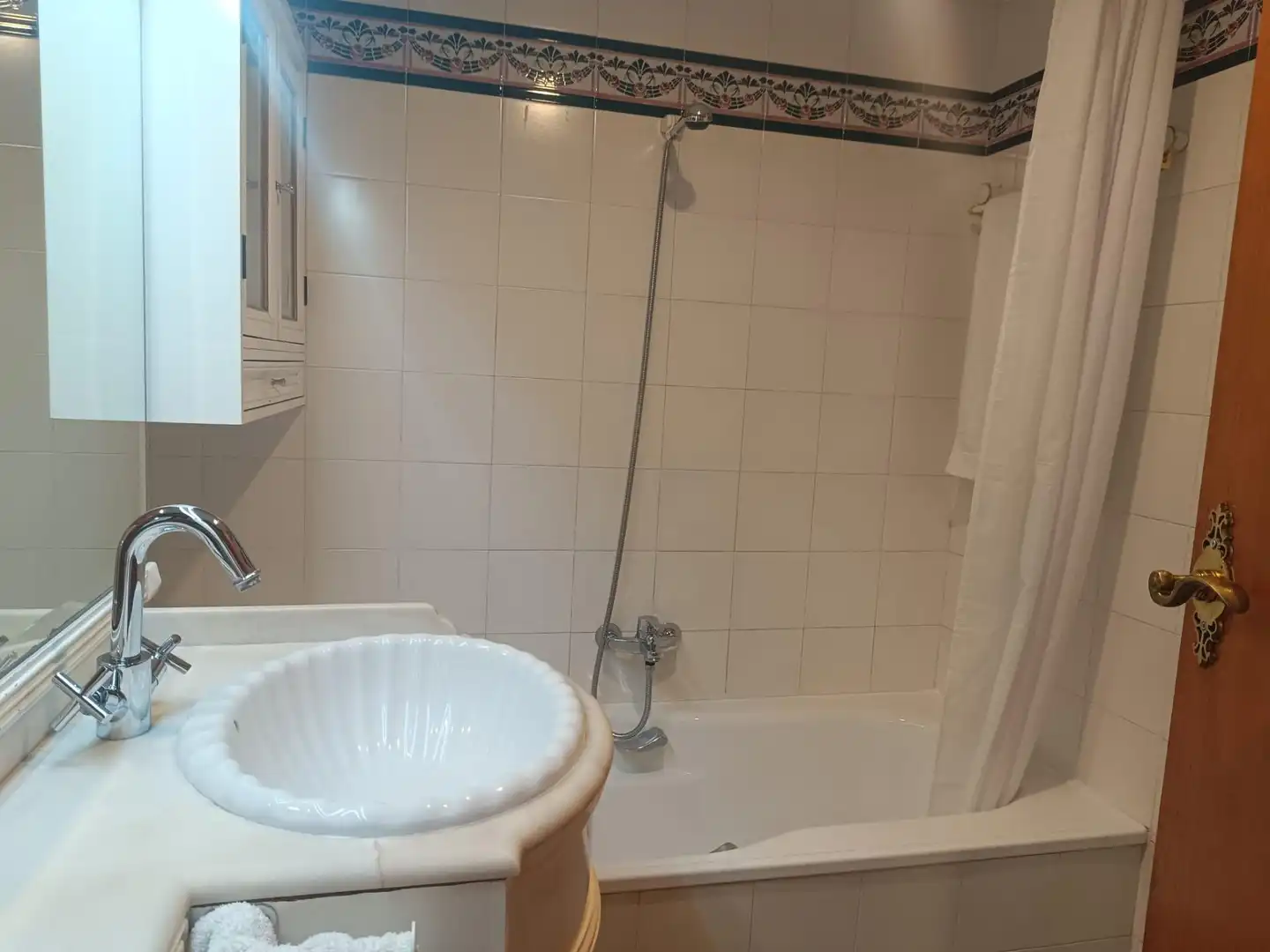 Bathroom of Flat for rent in Elche / Elx  with Parquet flooring and Furnished