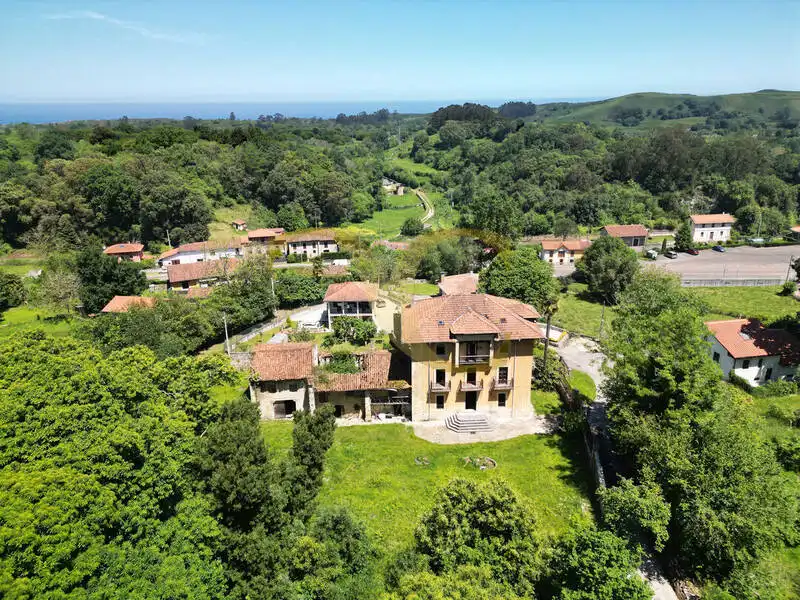 Vista exterior de Casa o xalet en venda en Llanes amb Jardí privat, Terrassa i Traster