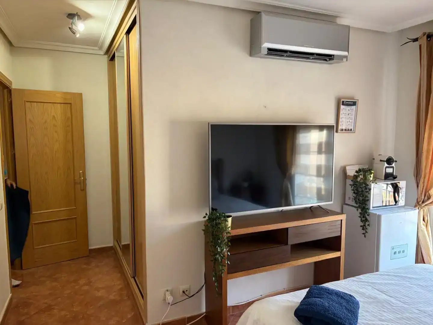 Dormitori de Pis per a compartir en Valmojado amb Aire condicionat, Jardí privat i Moblat