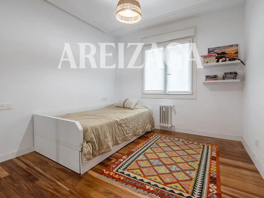 Habitación de Piso en venta en Donostia - San Sebastián  con Calefacción y Balcón