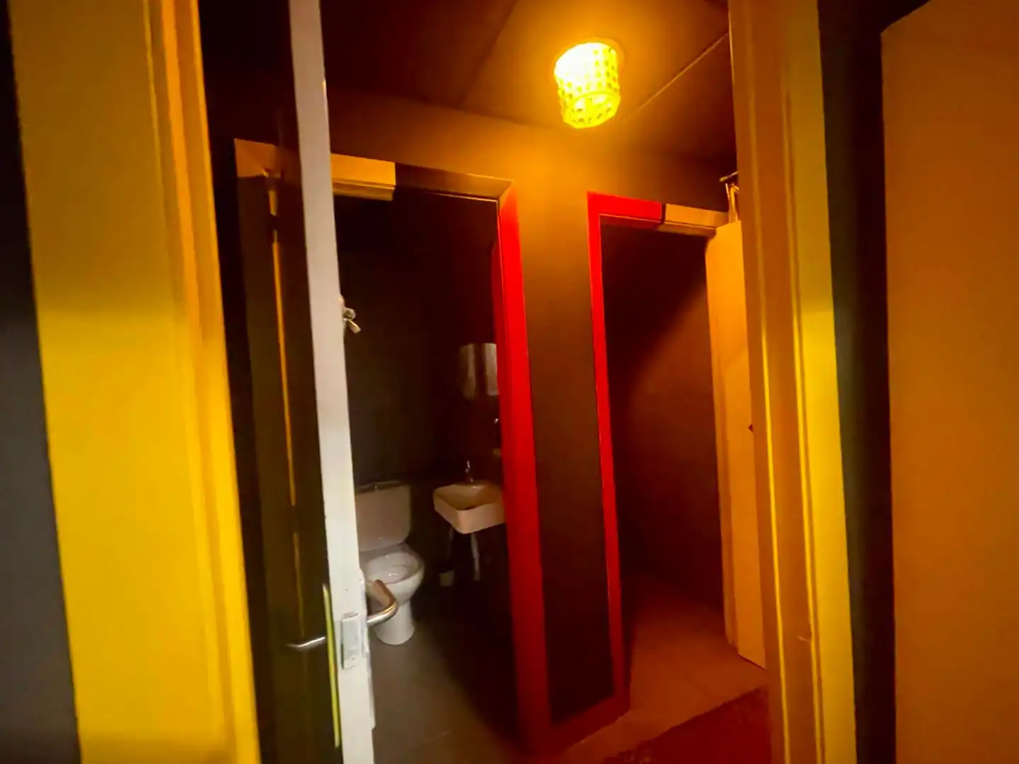 Baño de Local en traspaso en Barcelona con Aire acondicionado, Internet y Alarma