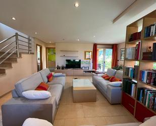 Sala d'estar de Casa o xalet en venda en Vigo  amb Piscina