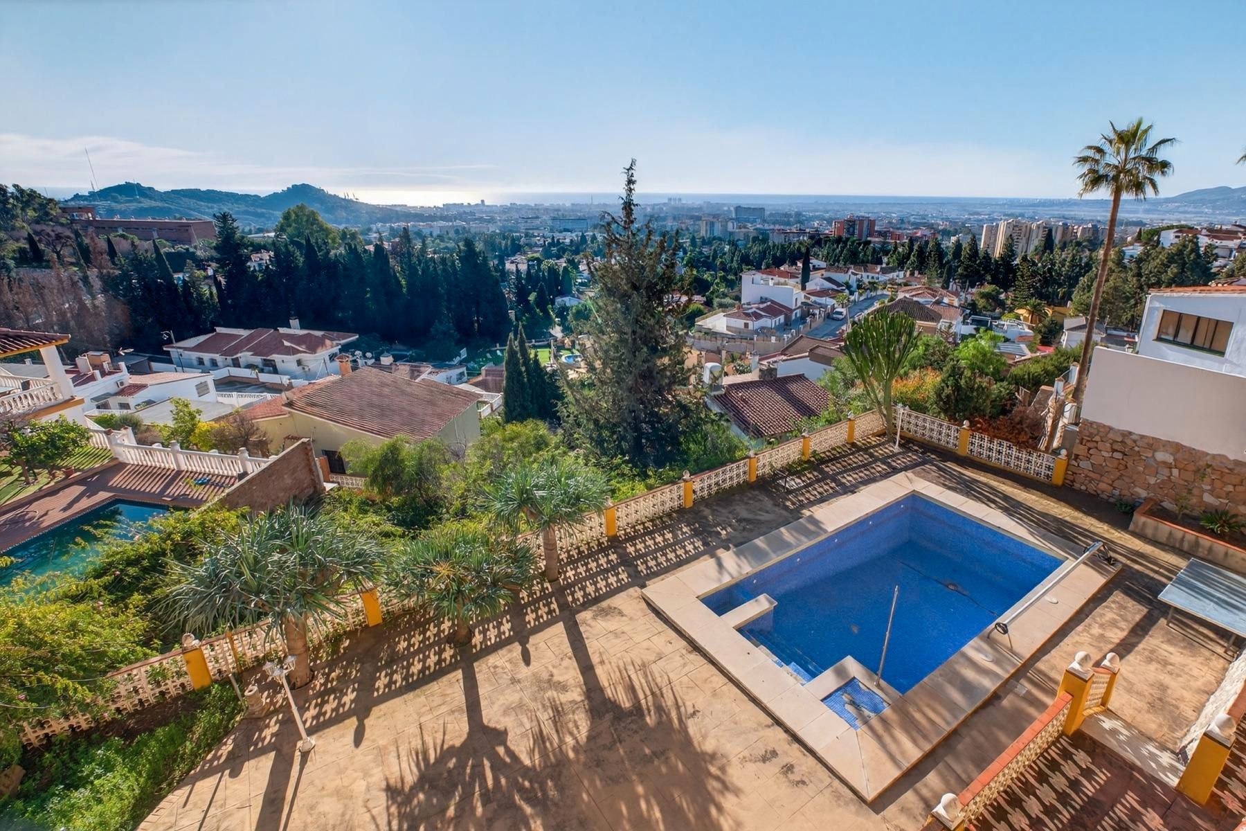 Vista exterior de Casa o xalet en venda en Málaga Capital amb Aire condicionat, Jardí privat i Terrassa