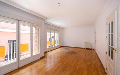 Living room of Flat for sale in  Granada Capital  with Heating, Parquet flooring and Balcony