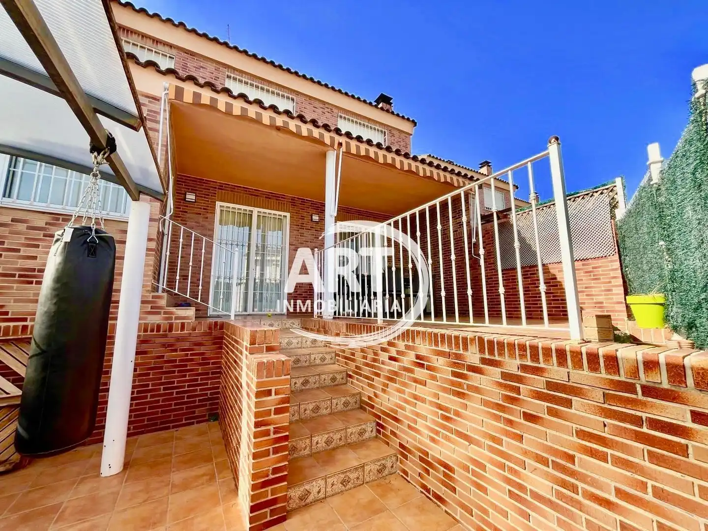 Vista exterior de Casa adosada en venda en Riba-roja de Túria amb Calefacció, Jardí privat i Terrassa