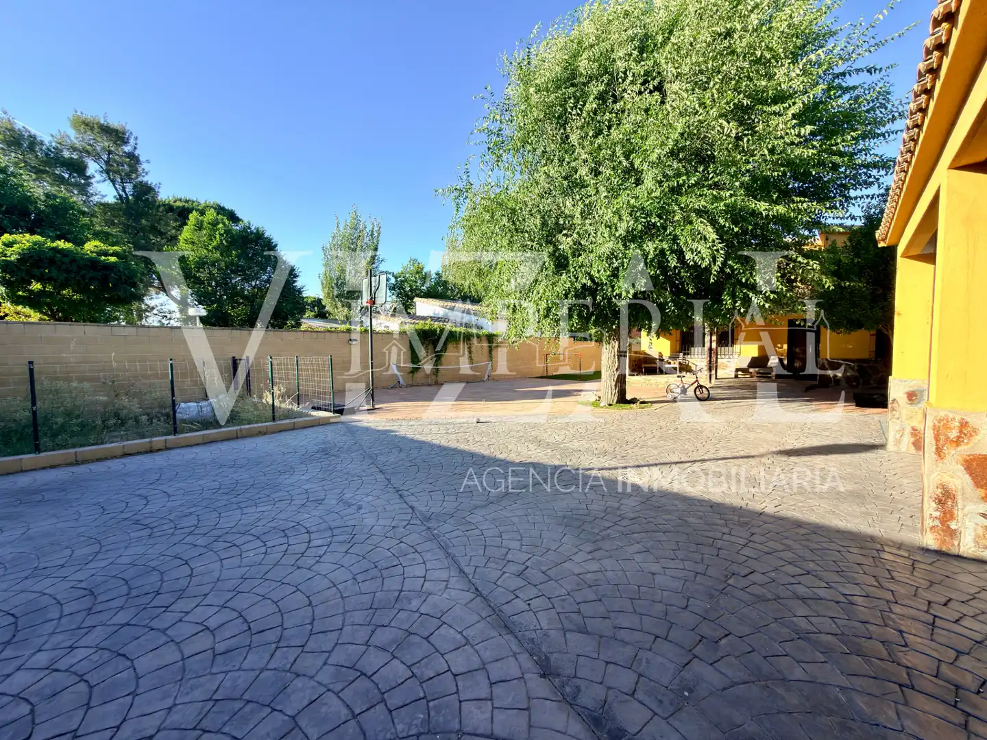 Außenansicht von Haus oder Chalet zum Verkauf in El Viso de San Juan mit Klimaanlage, Heizung und Privatgarten