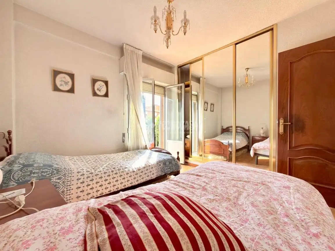 Habitación de Piso en venta en Madrid con Calefacción, Parquet y Terraza
