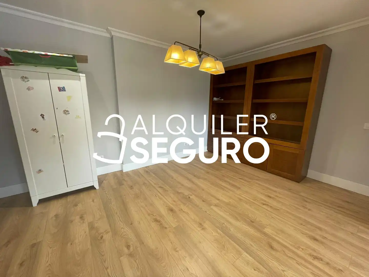 Dormitori de Pis de lloguer en Madrid amb Aire condicionat, Calefacció i Piscina