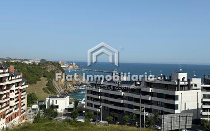 Vista exterior de Pis en venda en Castro-Urdiales amb Terrassa i Piscina