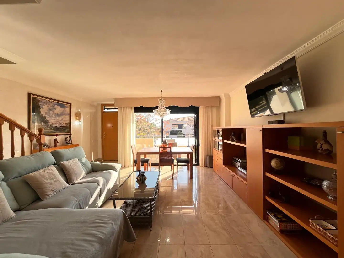 Sala de estar de Casa adosada en venta en Vilanova i la Geltrú con Calefacción, Jardín privado y Terraza