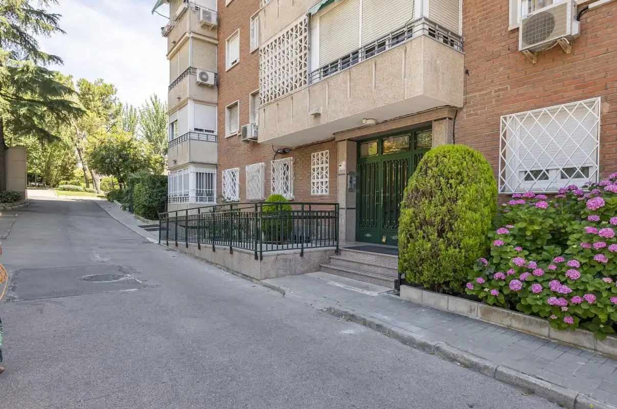 Vista exterior de Piso en venta en Madrid con Calefacción, Jardín privado y Terraza