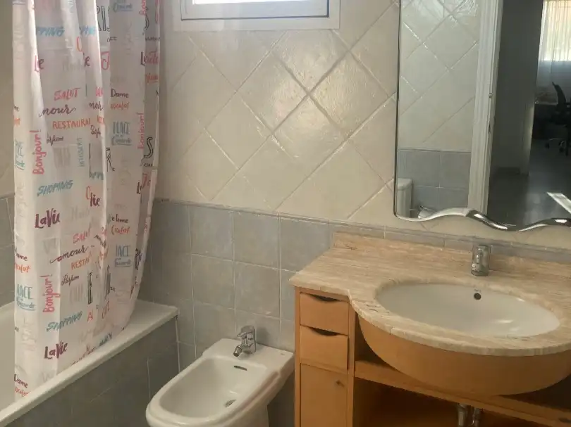 Bathroom of Flat for rent in Beiro