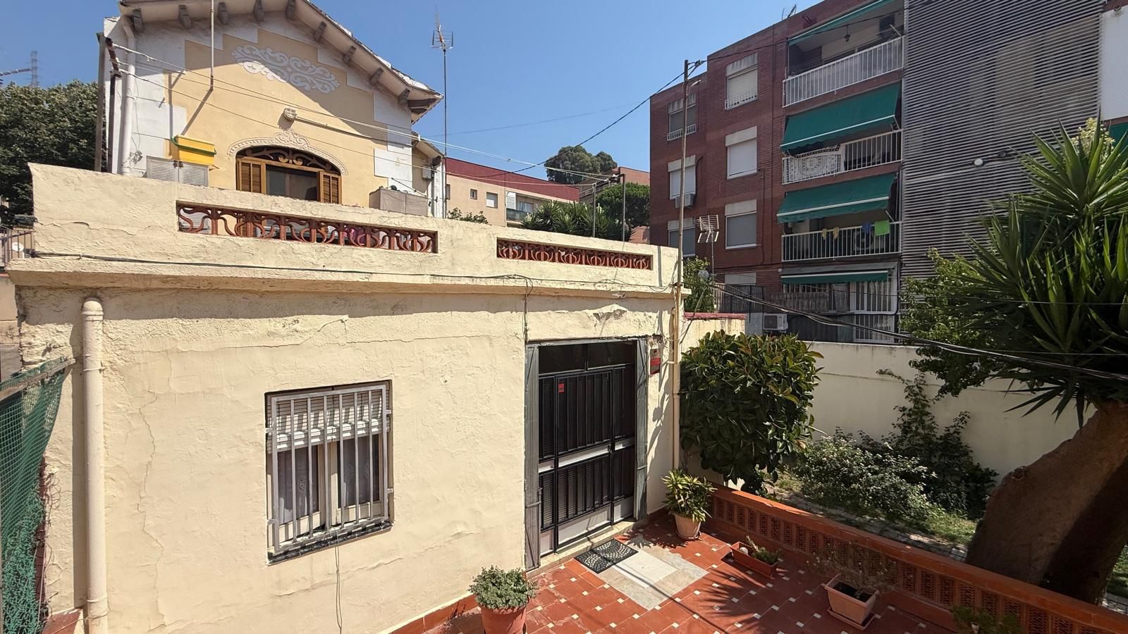 Vista exterior de Casa o xalet en venda en Santa Coloma de Gramenet amb Jardí privat i Terrassa
