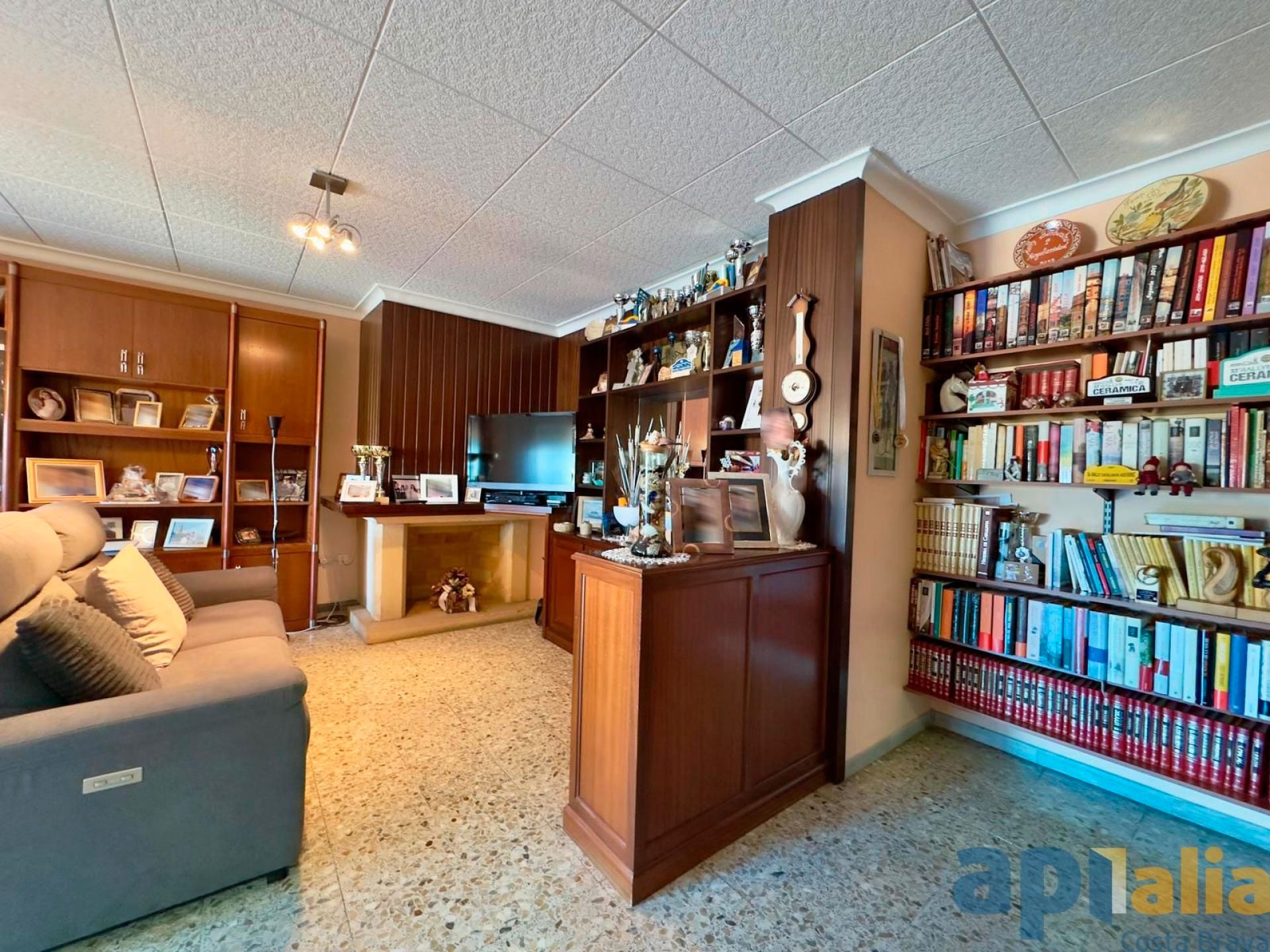 Sala d'estar de Pis en venda en La Bisbal d'Empordà amb Calefacció, Moblat i Forn