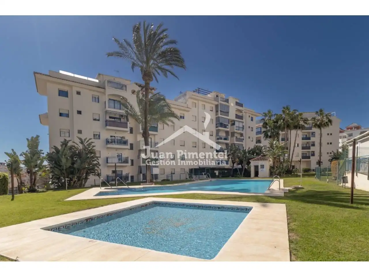 Vista exterior de Pis en venda en Estepona amb Terrassa i Piscina comunitària