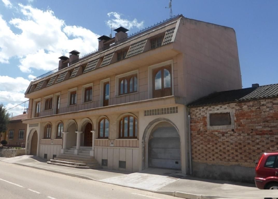 Vista exterior de Casa o xalet en venda en Pesquera de Duero amb Jardí privat i Piscina comunitària
