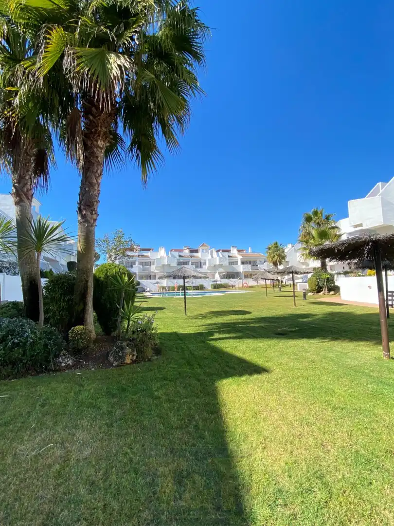 Außenansicht von Wohnungen zur Miete in Islantilla mit Terrasse und Abstellraum