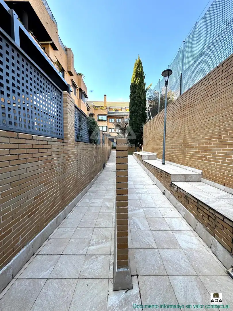 Vista exterior de Pis en venda en Las Rozas de Madrid amb Aire condicionat, Calefacció i Jardí privat