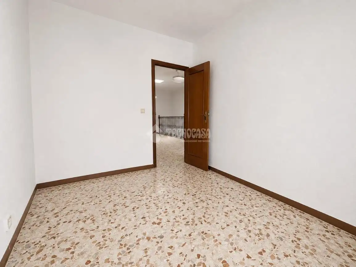 Casa adosada en venda en La Rinconada amb Aire condicionat, Terrassa i Balcó