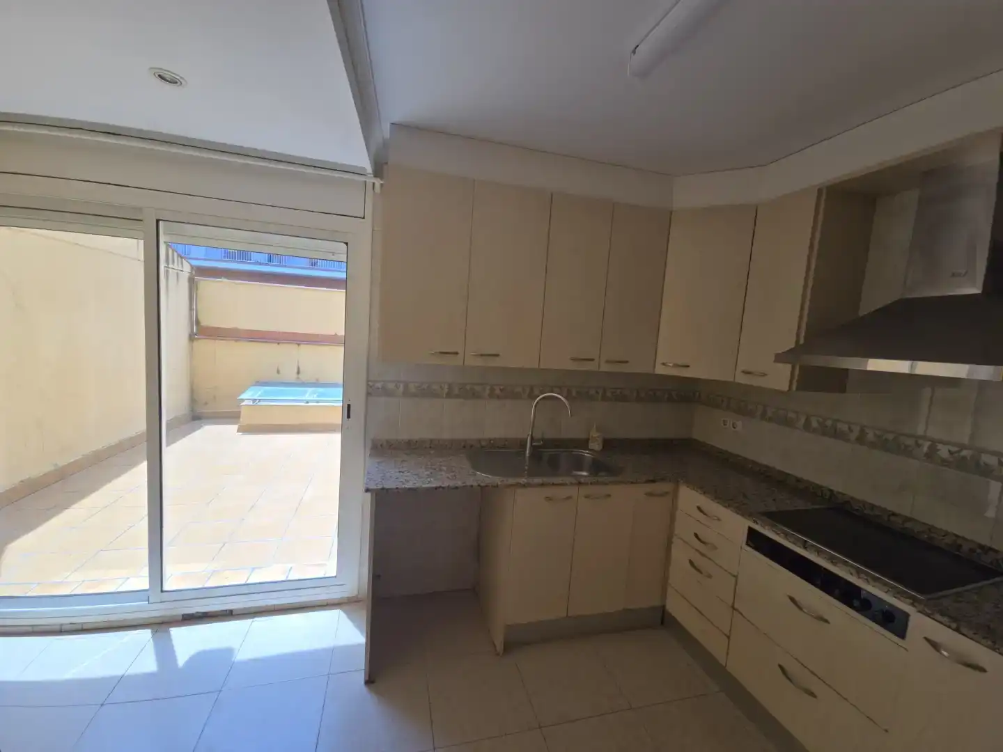 Küche von Einfamilien-Reihenhaus zum Verkauf in Mataró mit Klimaanlage und Balkon