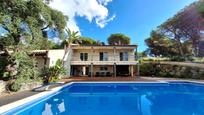 Vista exterior de Casa o xalet en venda en Cabrera de Mar amb Calefacció, Jardí privat i Piscina