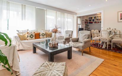 Living room of Flat for sale in  Madrid Capital  with Terrace, Storage room and Swimming Pool