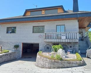 Vista exterior de Casa o xalet en venda en San Cibrao das Viñas amb Calefacció, Jardí privat i Terrassa