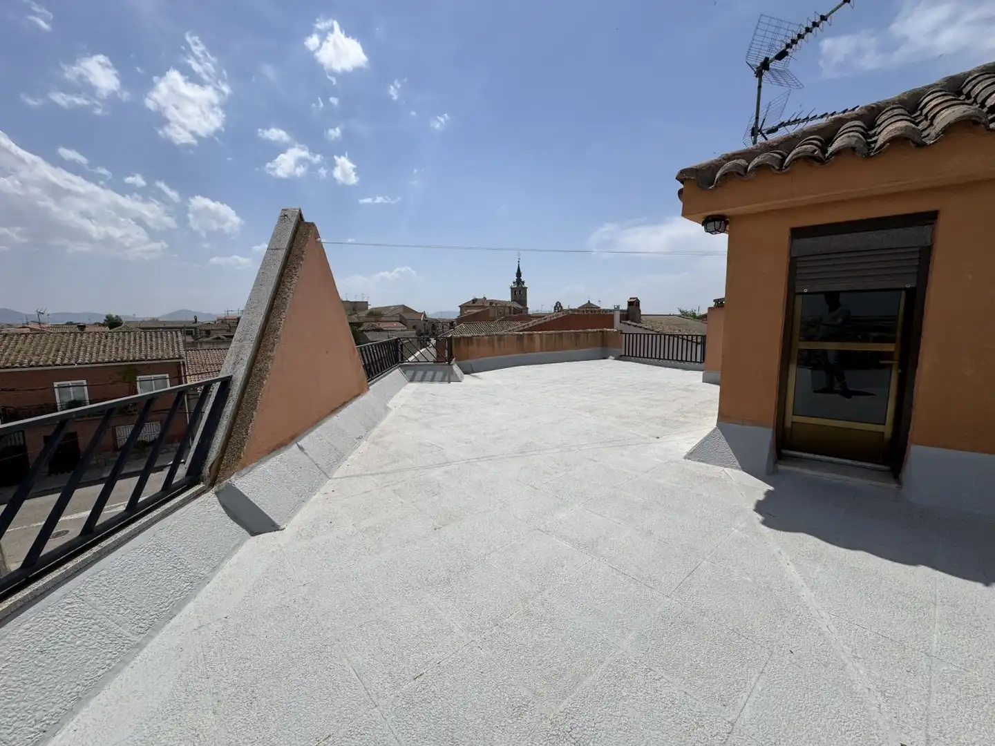 Terraza de Piso de alquiler en Cuerva con Aire acondicionado, Calefacción y Terraza