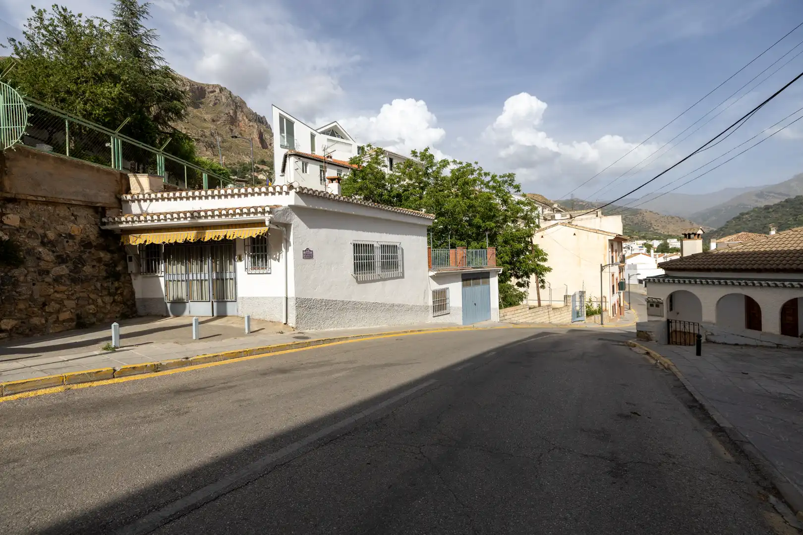Vista exterior de Casa o xalet en venda en Güéjar Sierra amb Jardí privat i Moblat