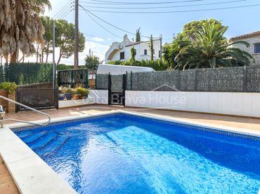 Casa amb balcó en venda a Carrer de la Mostela