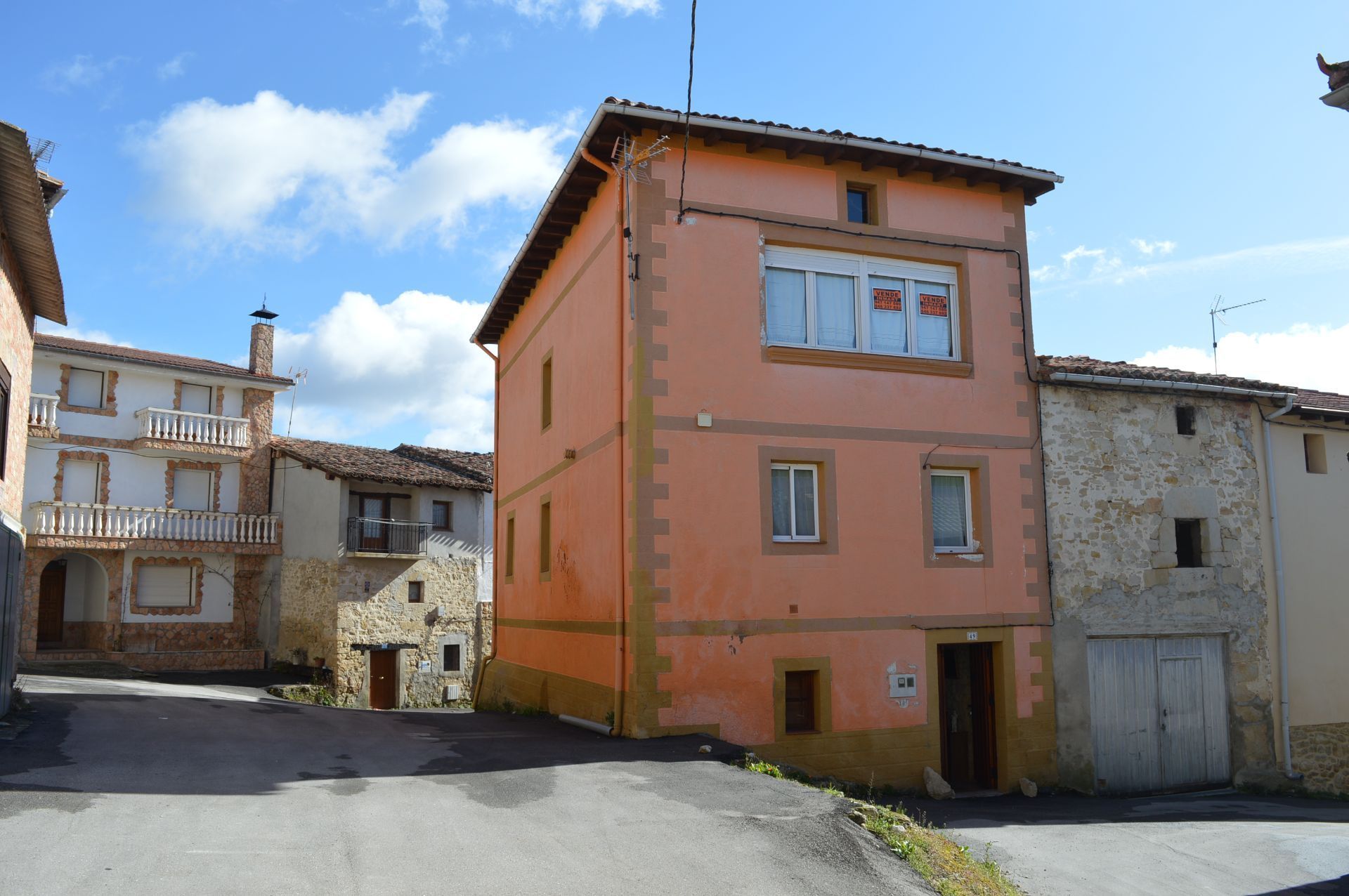 Vista exterior de Casa o xalet en venda en Merindad de Cuesta-Urria amb Traster i Moblat