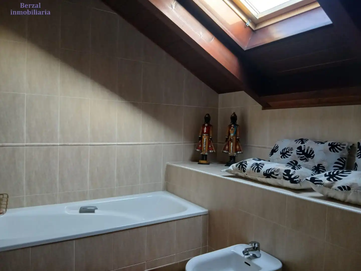 Bathroom of Duplexes for sale in Sojuela  with Heating, Private garden and Terrace