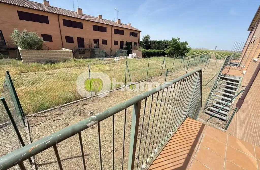 Casa adosada en venda en Morales de Toro amb Calefacció, Jardí privat i Moblat