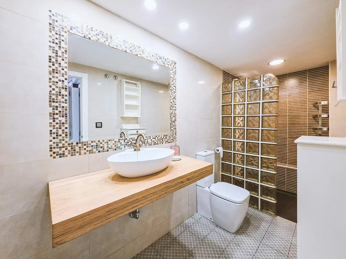 Bathroom of Flat for sale in Urbanitzacions
