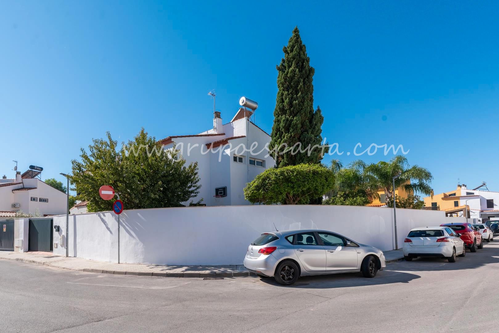 Vista exterior de Casa adosada en venda en Valencina de la Concepción amb Aire condicionat, Jardí privat i Traster