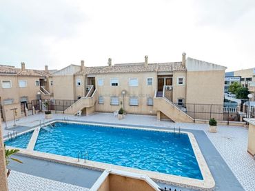 Bungalow con piscina en venta en Nueva Torrevieja - Aguas Nuevas
