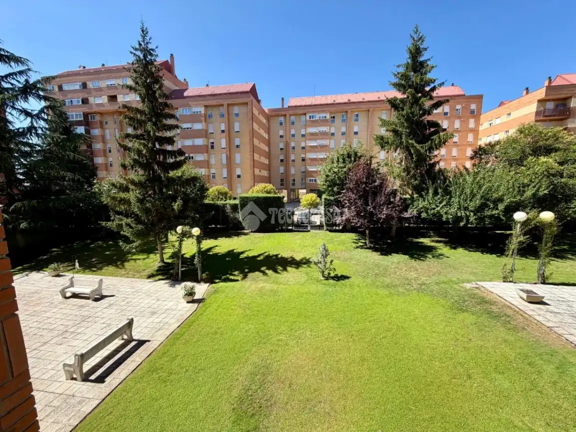 Pis amb piscina en venda a C. Teresa Monje, imagen 16