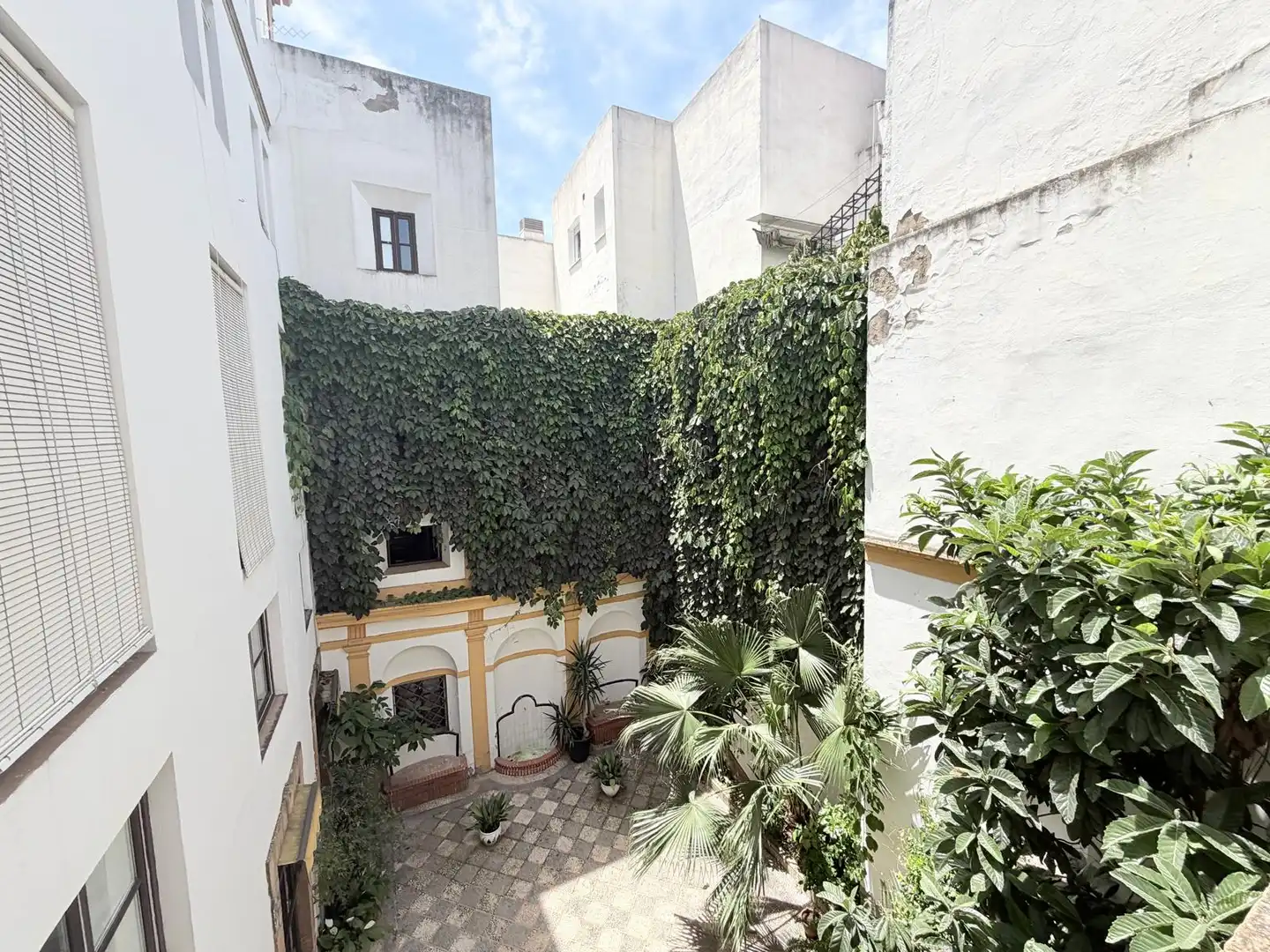Vista exterior de Pis en venda en Sevilla amb Aire condicionat i Balcó