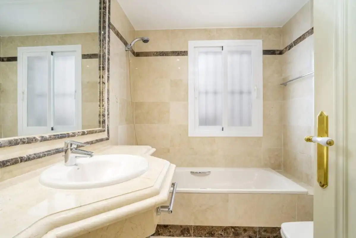 Bany de Planta baixa en venda en Marbella amb Aire condicionat, Calefacció i Jardí privat