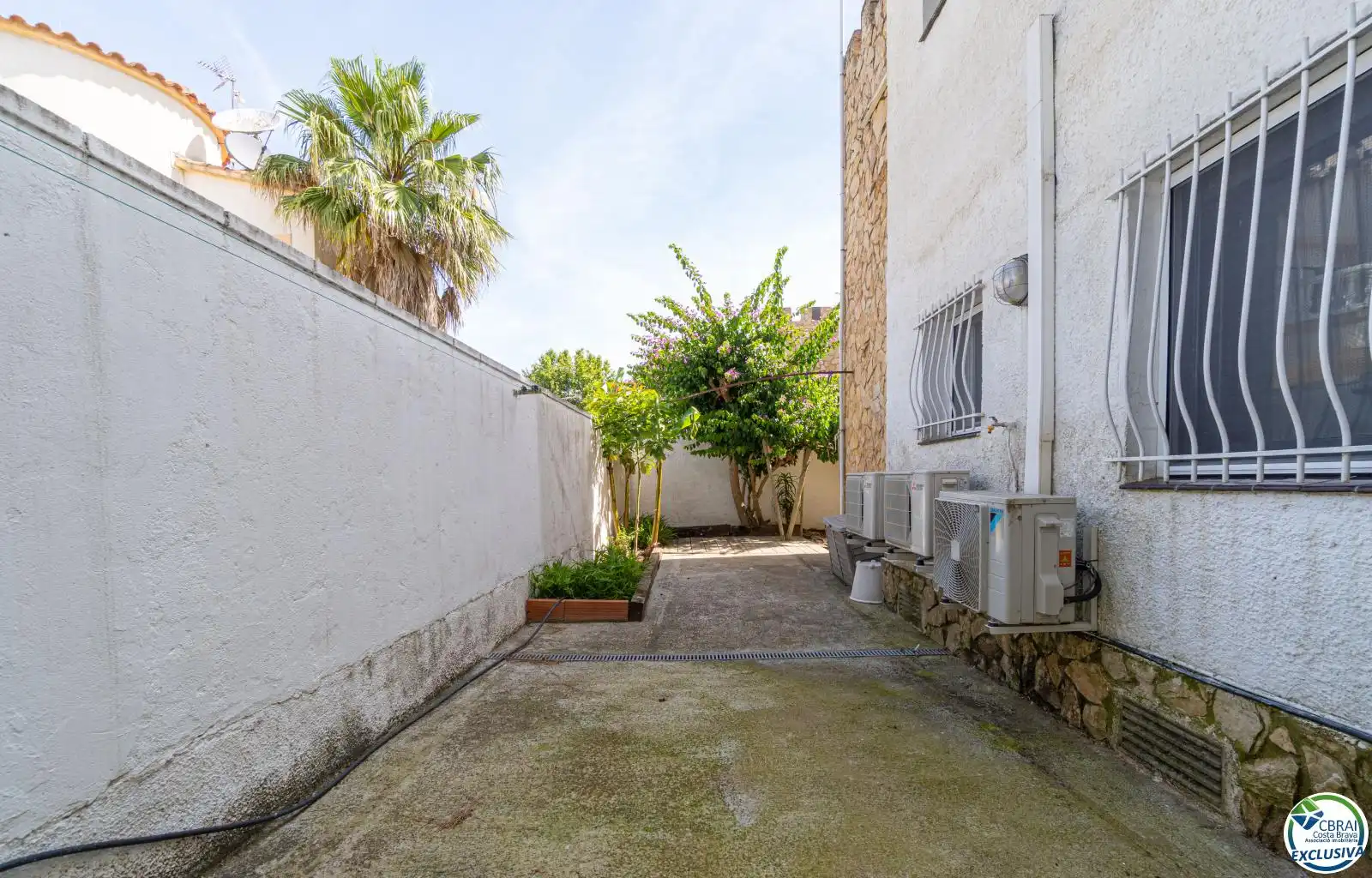 Vista exterior de Casa o xalet en venda en Empuriabrava amb Aire condicionat, Piscina i Moblat