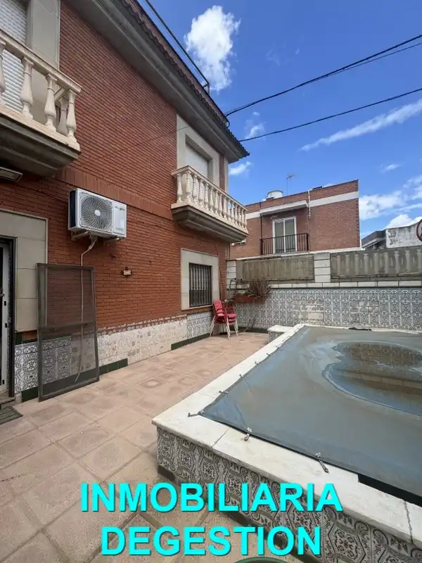 Vista exterior de Casa adosada en venda en Linares amb Aire condicionat, Calefacció i Jardí privat