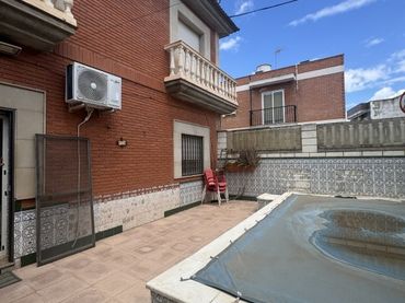 Adossat amb balcó en venda a Zona Hospital