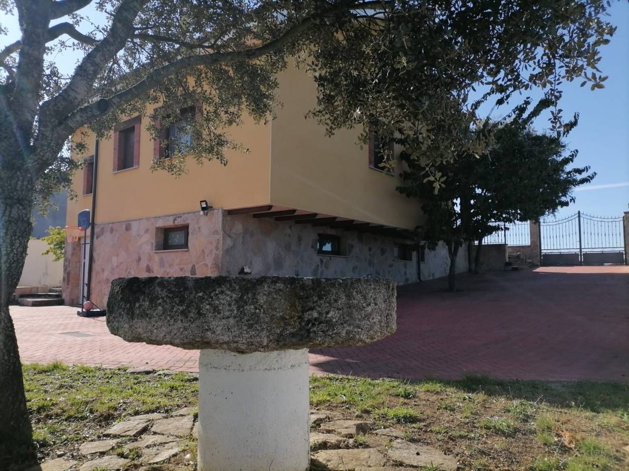 Vista exterior de Casa o xalet en venda en Fuentes de Oñoro amb Jardí privat, Terrassa i Moblat