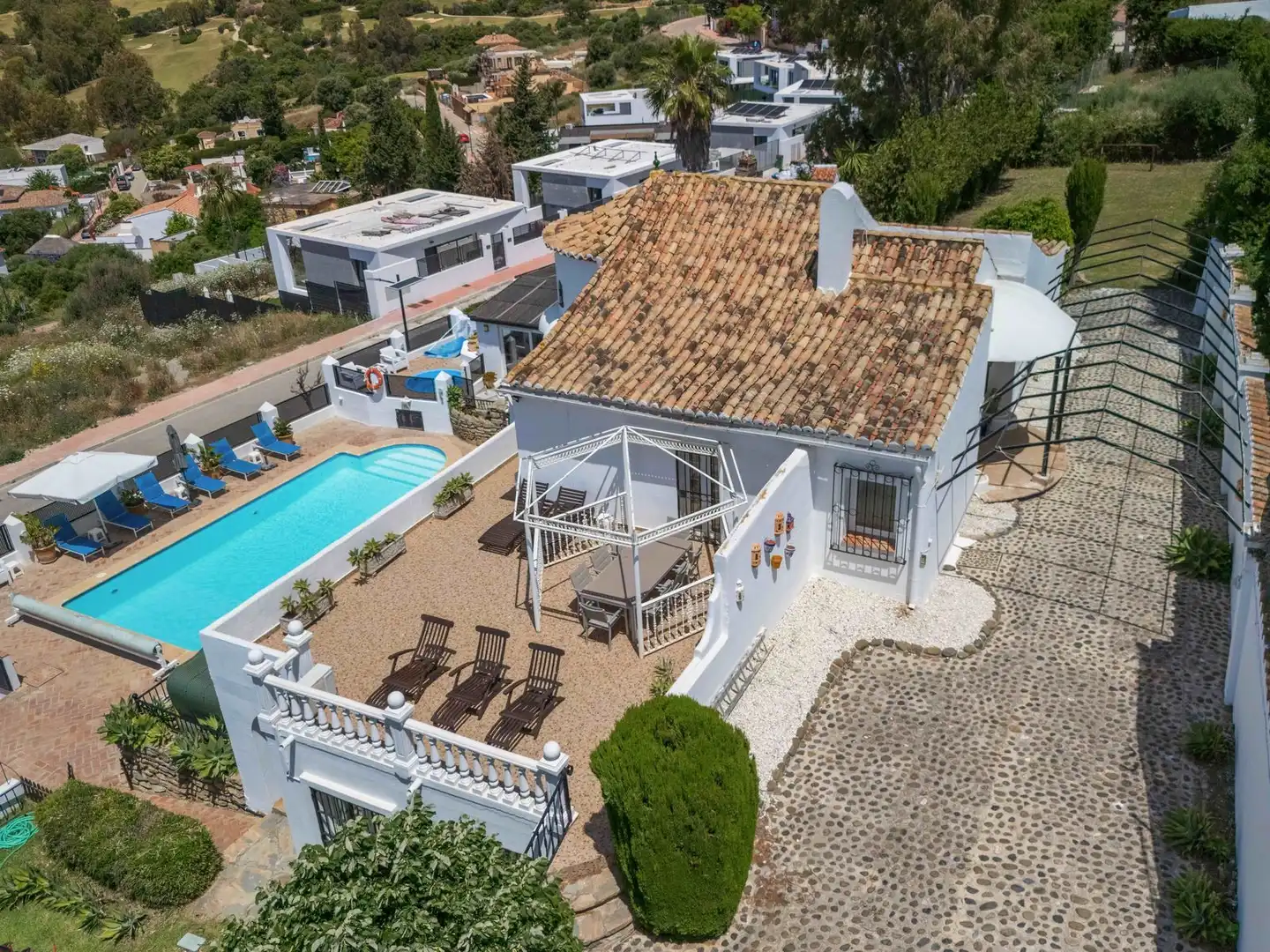 Vista exterior de Casa adosada en venda en Estepona amb Aire condicionat, Terrassa i Traster