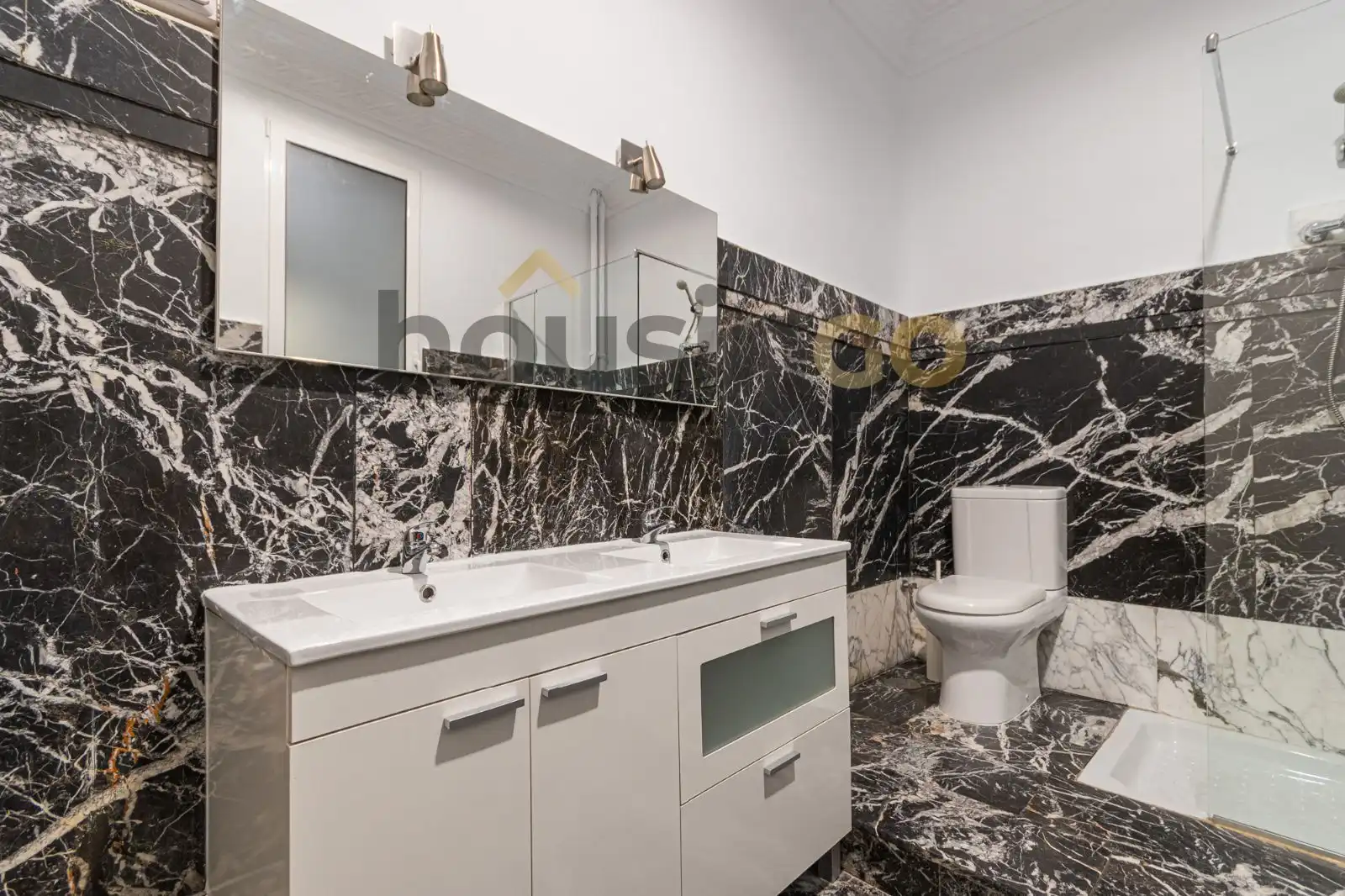 Bathroom of Office for rent in Madrid  with Air Conditioner, Heating and Balcony