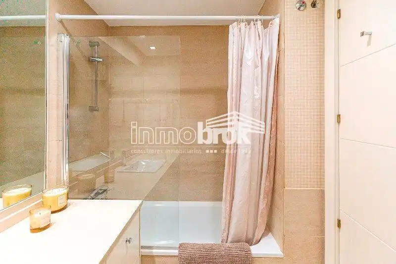 Badezimmer von Dachboden zur Miete in La Moraleja mit Klimaanlage, Heizung und Abstellraum