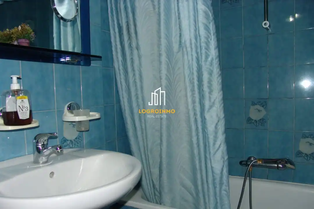Bathroom of Flat for sale in  Logroño  with Heating, Terrace and Balcony